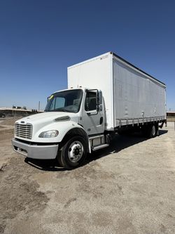 2018 Freightliner M2 (26FT Curtain side with Liftgate)