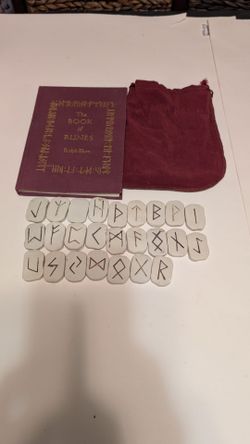 The Book Of Runes by Ralph Blum, 1982. 1st edition with all 25 runes