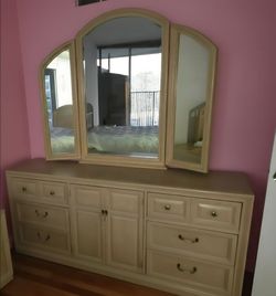 Vintage Stanley Furniture Triple Dresser with Arched Tri-Fold Mirror – Light Beige
