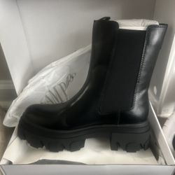 Black Chelsea Boot Size 7