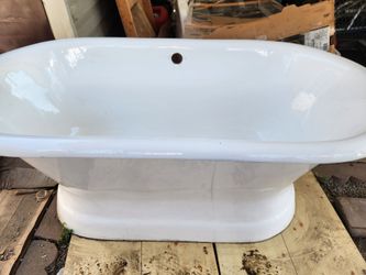 Soaking tub free standing