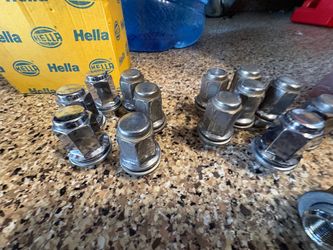OEM lug nuts Tacoma / 4Runner