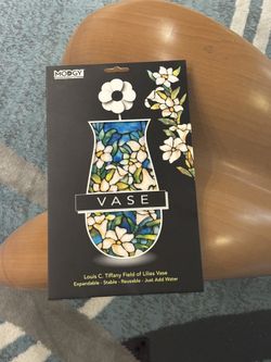 Modgy expandable vase Tiffany field of Lillies