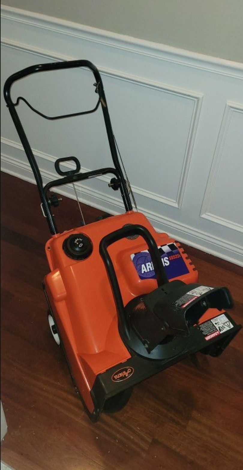 Ariens SS522E 22 Inch 2 Cycle Snow Blower