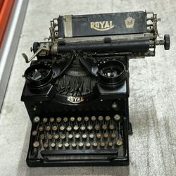 1908 Antique Royal Typewriter