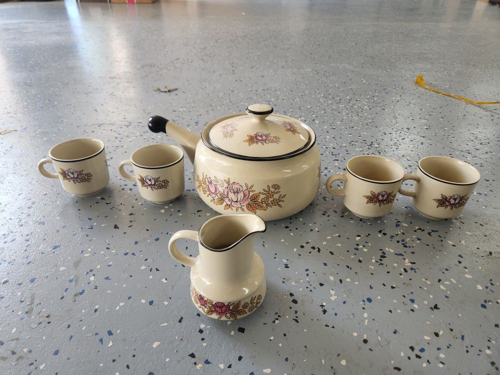 Pot With 4 Matching Cups And Creamer***