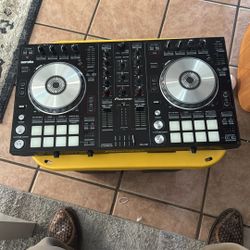 Pioneer DDJ-SR With Serato 