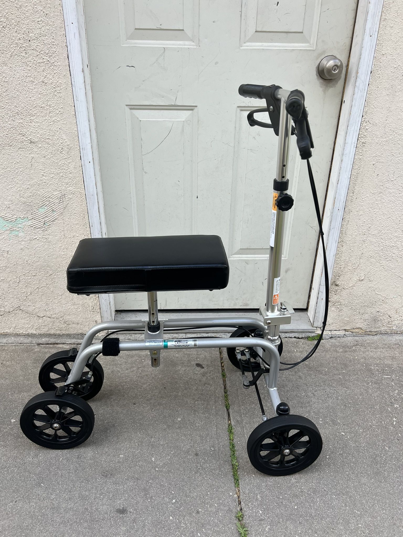 KNEE WALKER