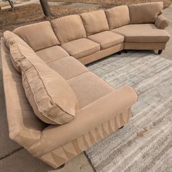 Large Havertys Sectional Couch, DELIVERY AVAILABLE!!