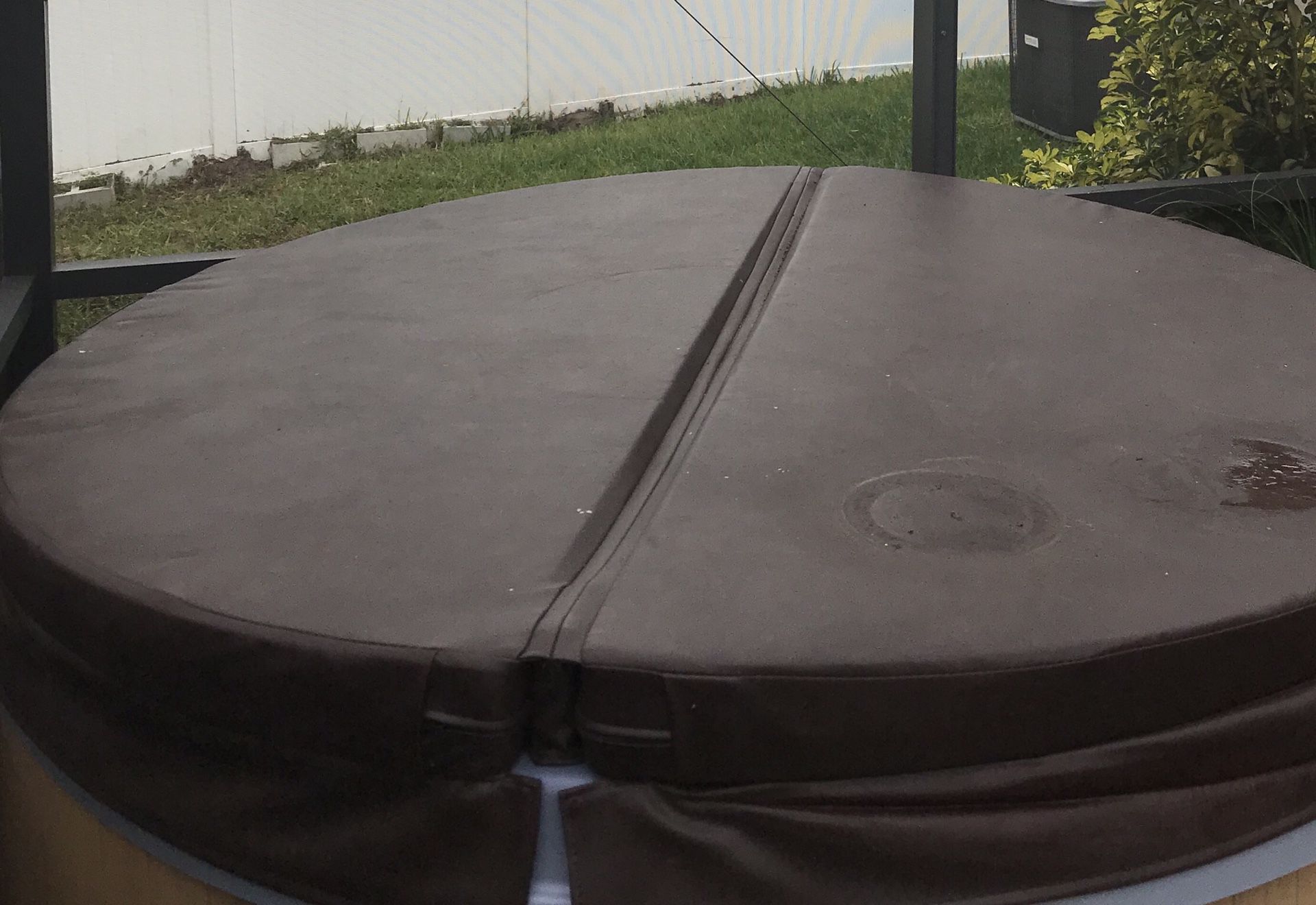 Hot Tub Cover Round almost New! 6ft