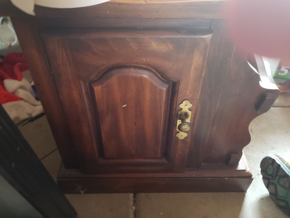 VINTAGE END TABLES LIKE NEW FEW SCRATCHES WOOD IN EXCELENT SHAPE