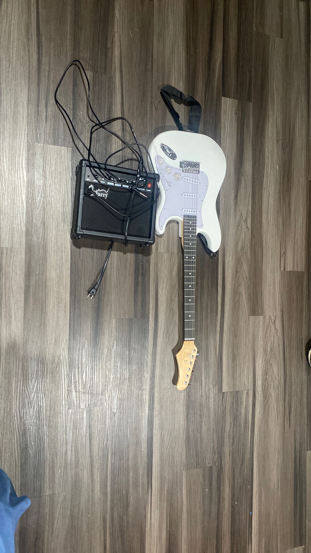 White Electric Guitar With Glarry Amp