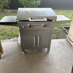 Blackstone ProSeries 2-Burner 28" Griddle Cooking Station With Hood