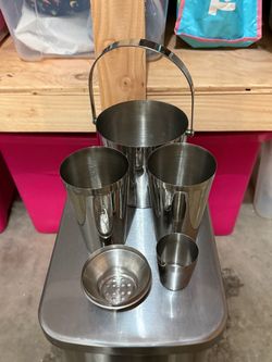 Cocktail drink shaker with accessories
