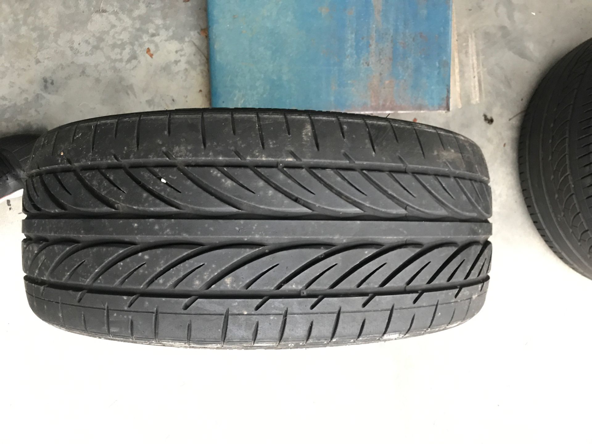 1 Hankook Ventus v12 Evo 225/40/19. 70% tread still remaining