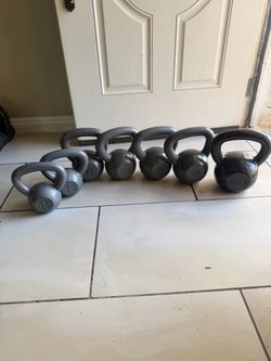 Kettlebells pairs of 15,25,30 single 40 weights 190lbs total