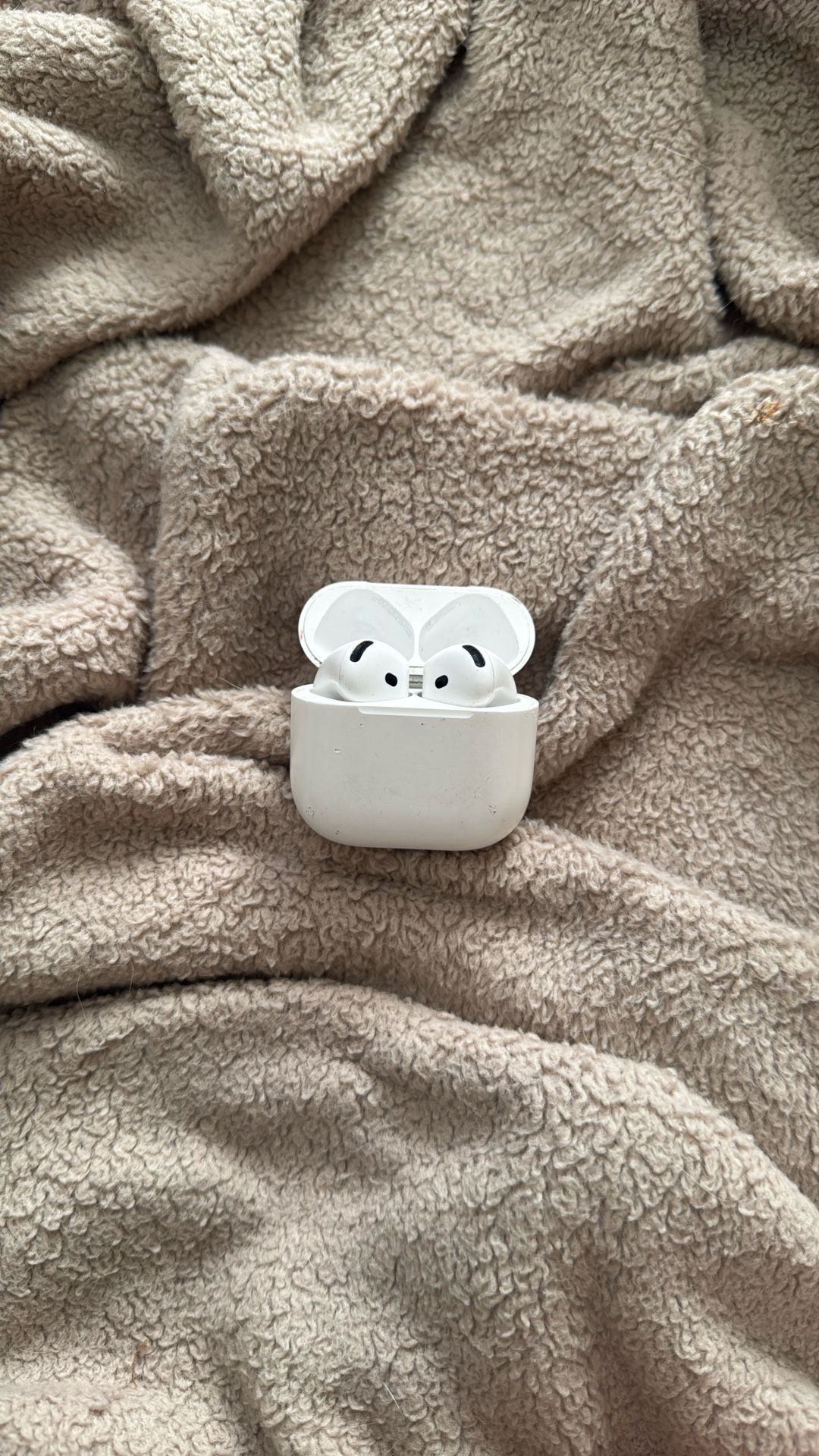 Apple AirPod Gen 4 (noise cancellation)