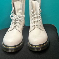Dr. Martens Size 7 USL