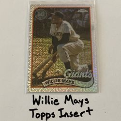 Willie Mays Hall of Fame Centerfielder Topps Short Print Insert Card. 