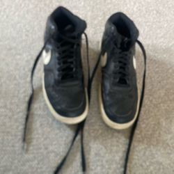 Nike Shoes (SIZE 9)