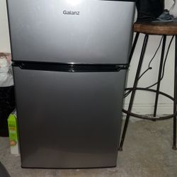 Mini fridge 