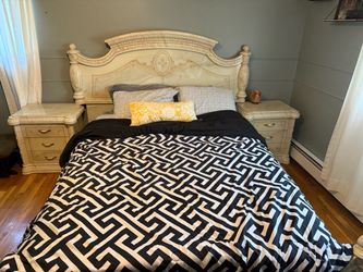 queen size bedroom set and dresser/ vanity
