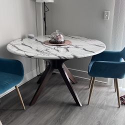 Kitchen table +2 chairs