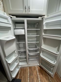 FOR THE PARTS ONLY - Frigidaire Side-by-Side Refrigerator FFSC2323LPCA