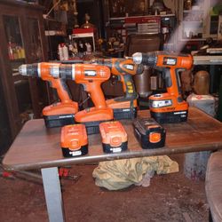 4 Black And Decker Drills 7 Batteries With Charger All Work Great