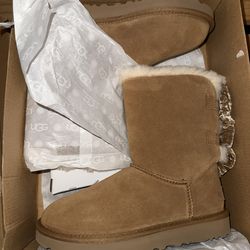 UGG Bailey Bow Crushed Velvet Woman’s size 6