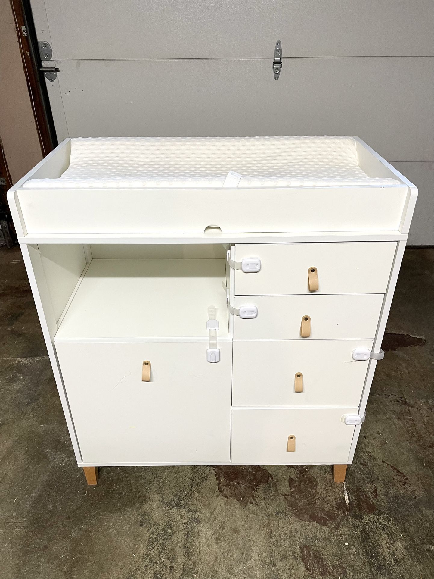 Baby Changing Table Dresser w/ changing pad