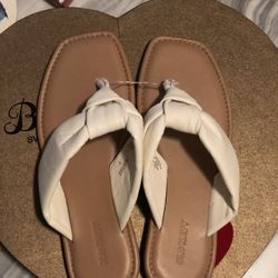 Old Navy, flat Thong San bone, shoe Size 6