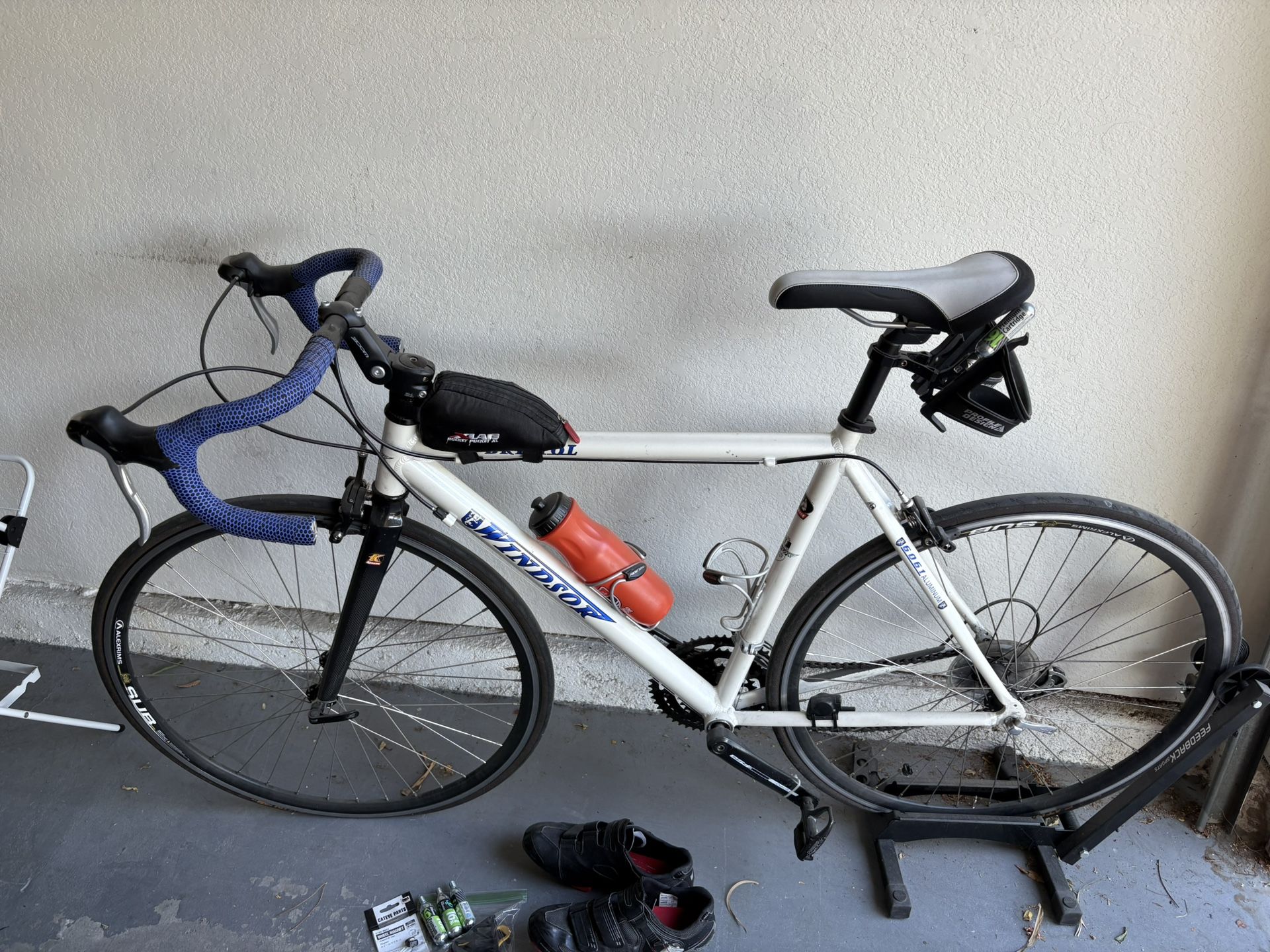 Windsor 6061 Road Bike – 53cm Shimano Shoes