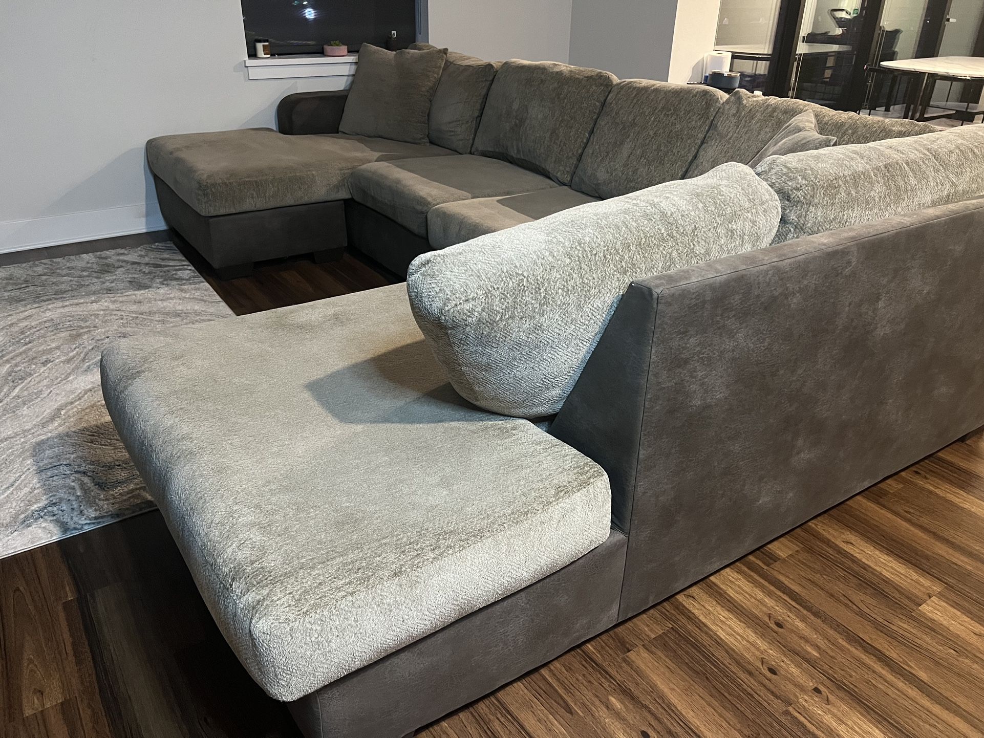 Spacious Modern Sectional Sofa – Comfortable & Stylish!