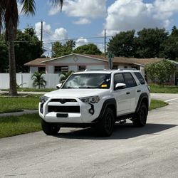 TOYOTA 4 Runner SR5 2019