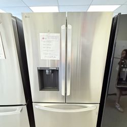 LG French Door Refrigerator/water And Ice Outside