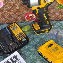 DEWALT 
20-VOLT MAX  LITHIUM ION  BRUSHLESS CORDLESS  1/4 IN HEX  IMPACT DRIVER KIT