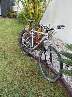 Giant Avalanche Front Shocks Mountain Bike