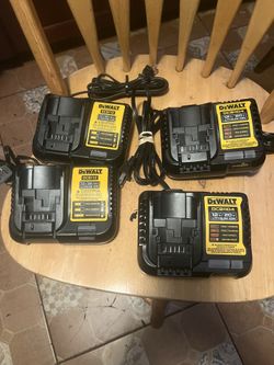 DEWALT CARGADORES PARA BATERIA 20 VOLTIOS NUEVOS $25 CADA UNO.