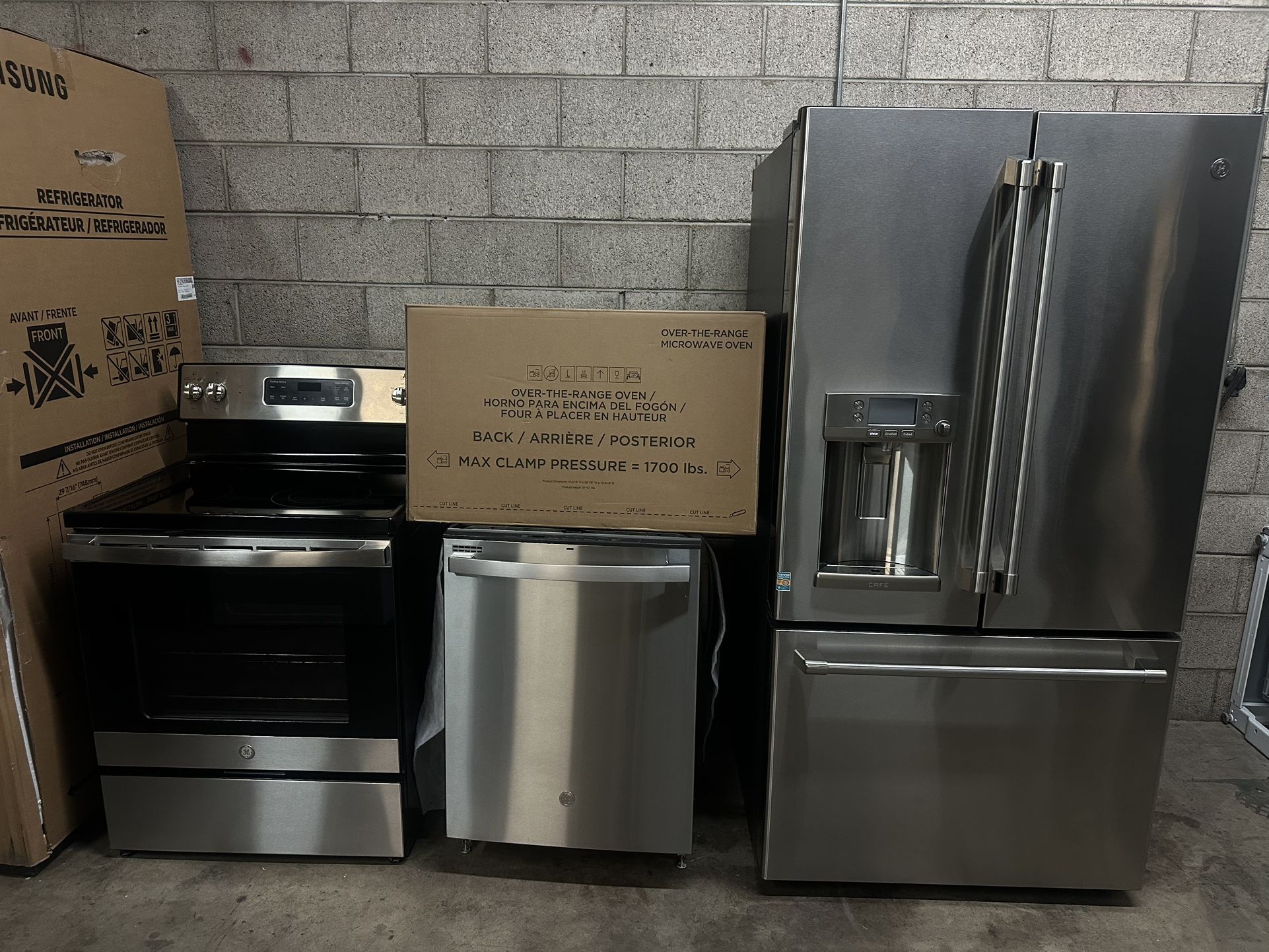 BEAUTIFUL GE STAINLESS STEEL KITCHEN APPLIANCE SET LIKE NEW