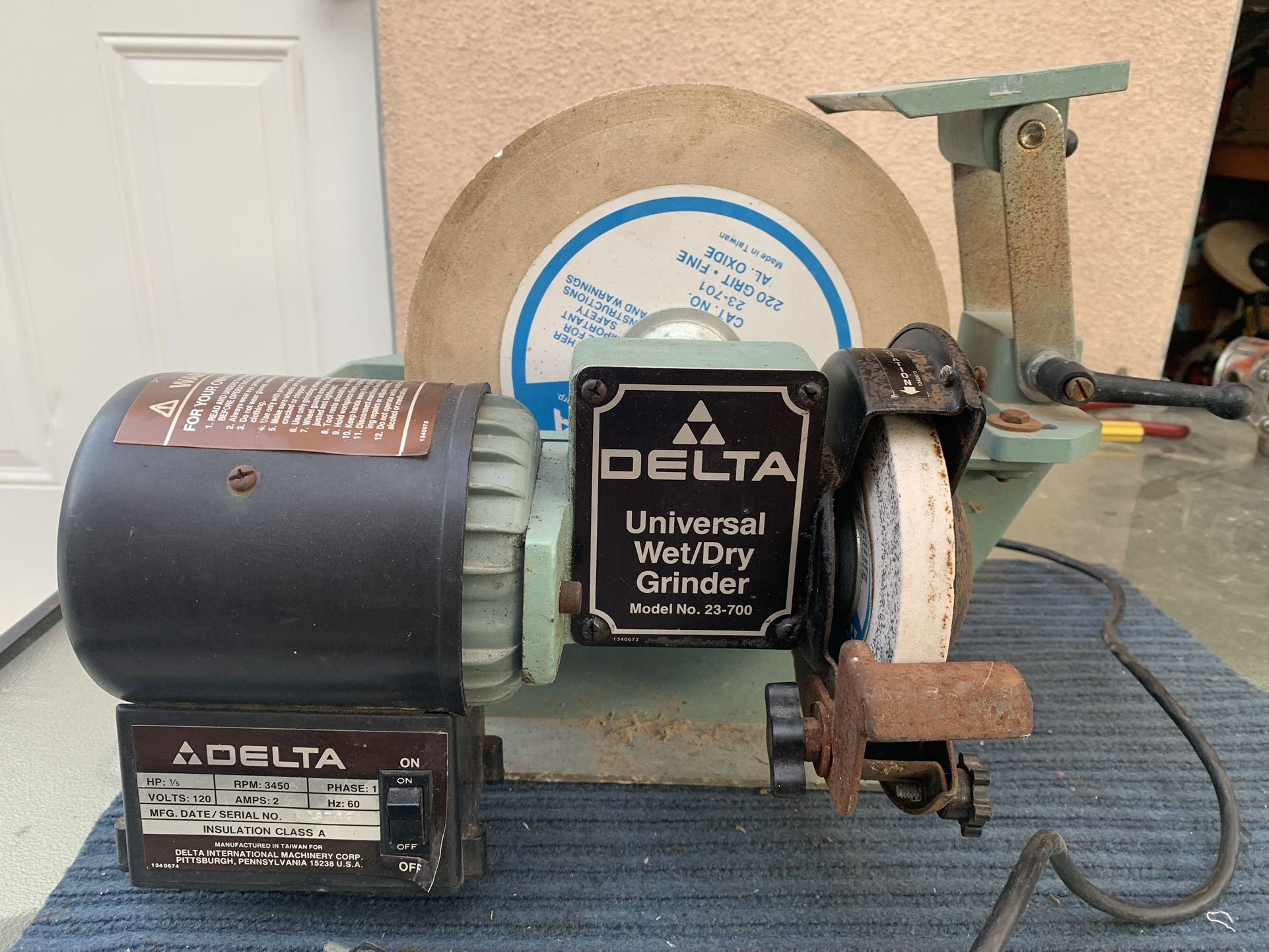 Delta universal Wet/Dry Grinder #23-700.