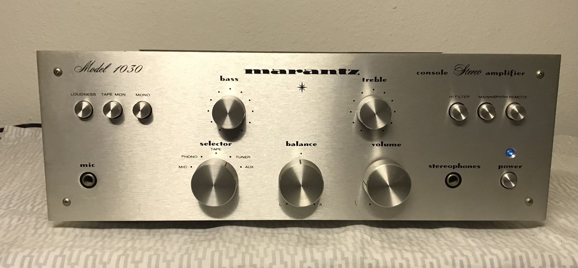 Marantz 1030 Integrated Amplifier. Excellent Working Condition & Very Clean