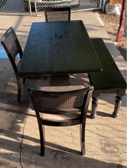Mesa con 3 sillas y una banca
