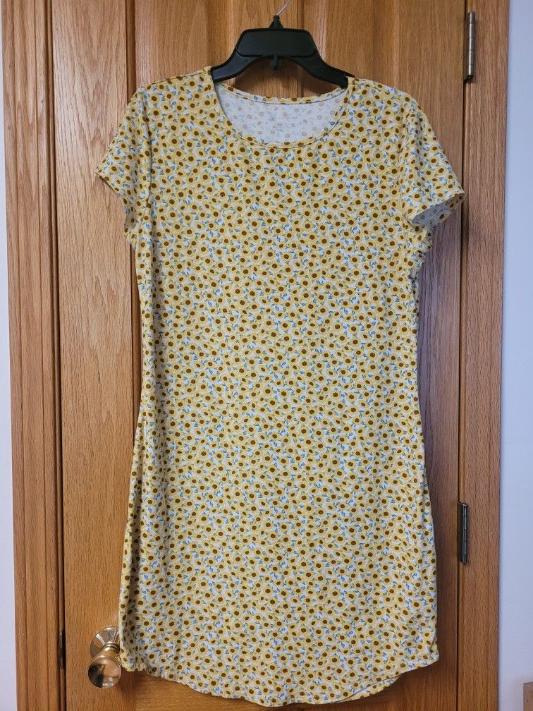 No Boundaries Short Sleeve Dress. Size Large (11-13). Sunflowers