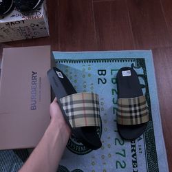 WOMENS BURBERRY SLIDES