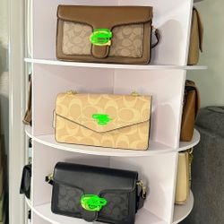 Dale un toque elegante y moderno a tu outfit con estas carteras súper lindas 😍 Perfectas para uso diario, salidas o regalos 