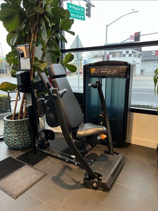 Matrix ultra vertical chest press commercial gym equipment exercise fitness weight machine