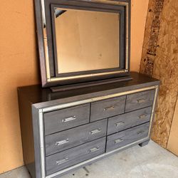 Dresser With Mirror 