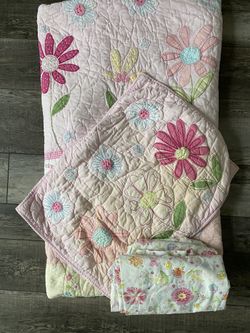 Pottery Barn Daisy Twin Sheets With Quilt