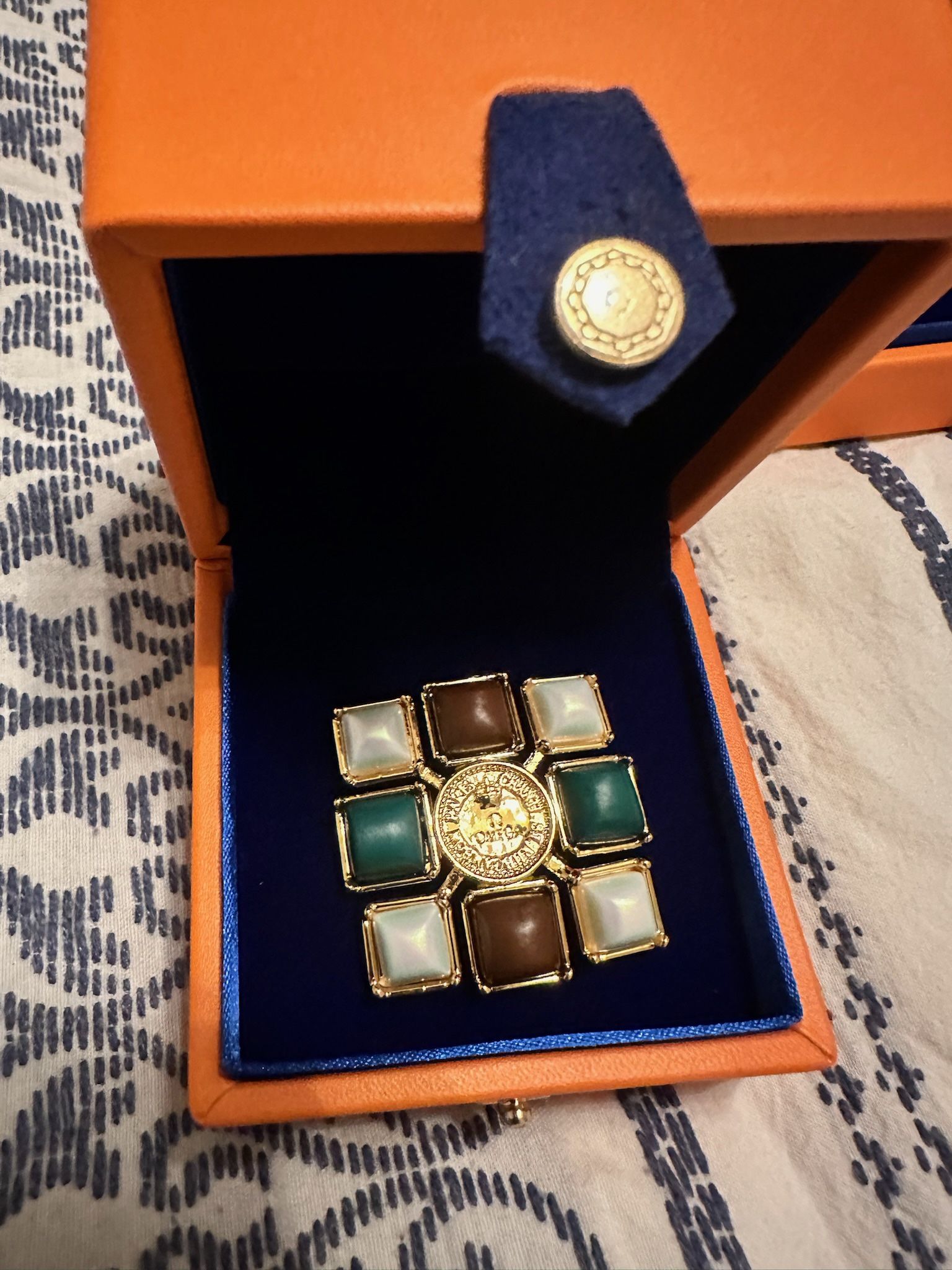 Final Clearance: Classic design brooch $ 25